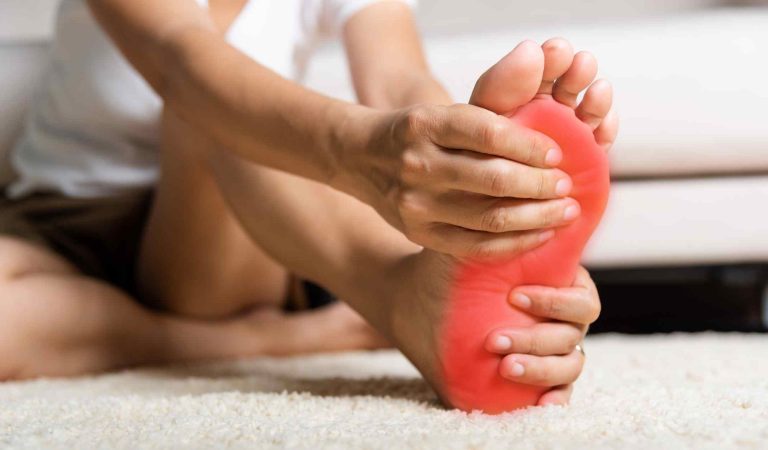 सुबह उठकर क्यों होता है पैरों में दर्द? 