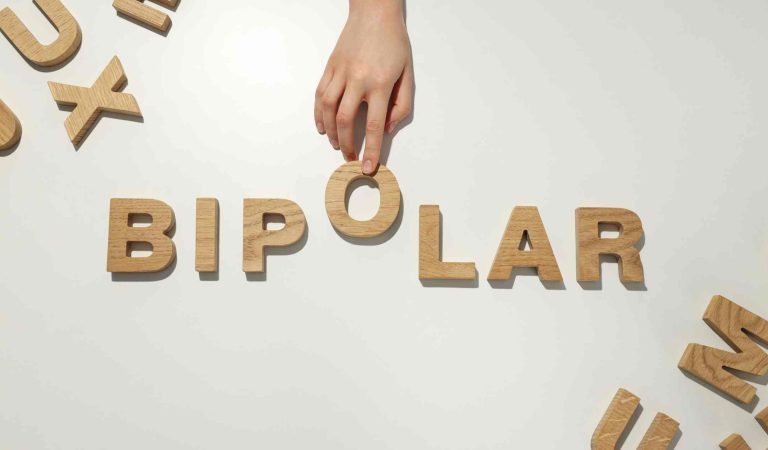 क्या है बाइपोलर डिसऑर्डर? जानें इसके लक्षण और सही समय पर इलाज क्यों है जरूरी