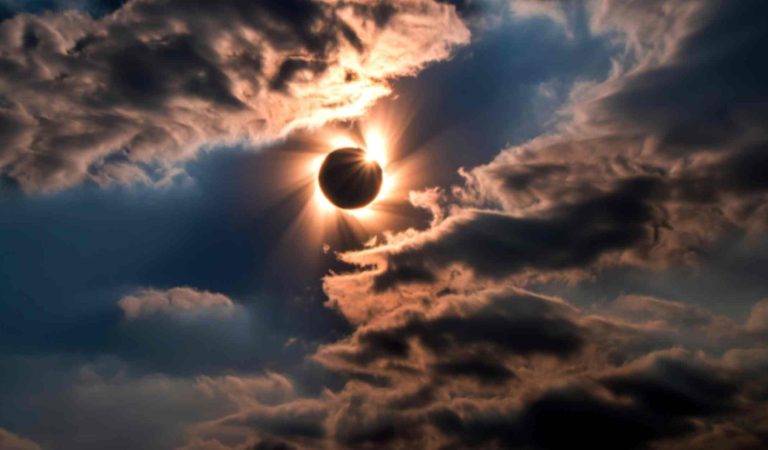 Surya Grahan 2026: अगस्त में लगेगा साल का दूसरा सूर्य ग्रहण, जानें भारत में दिखेगा या नहीं और क्या होगा आपकी राशि पर असर!